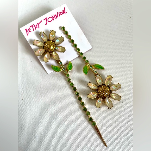 Betsey Johnson floral earrings - Picture 1 of 5